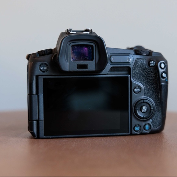 Canon EOS R mirrorless Digital Camera - - Picture 3 of 9
